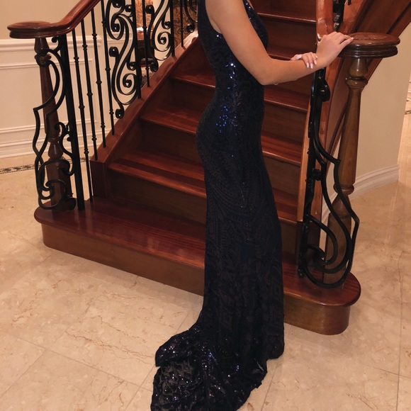 Beautiful navy blue sequins gown - Picture 2 of 3